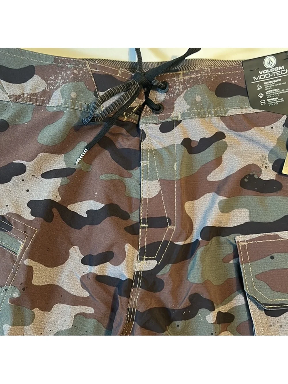 Volcom 28 Board Shorts Camo in Army Green Combo Boardshorts 20” length NWT